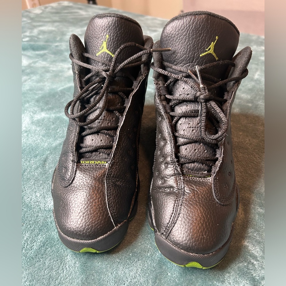 Jordan Black and Green Sneakers - Picture 2 of 7